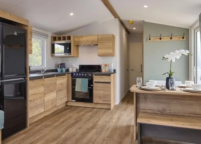 New Caravan, Isle Of White Sea View & Decking Thorness Bay Park