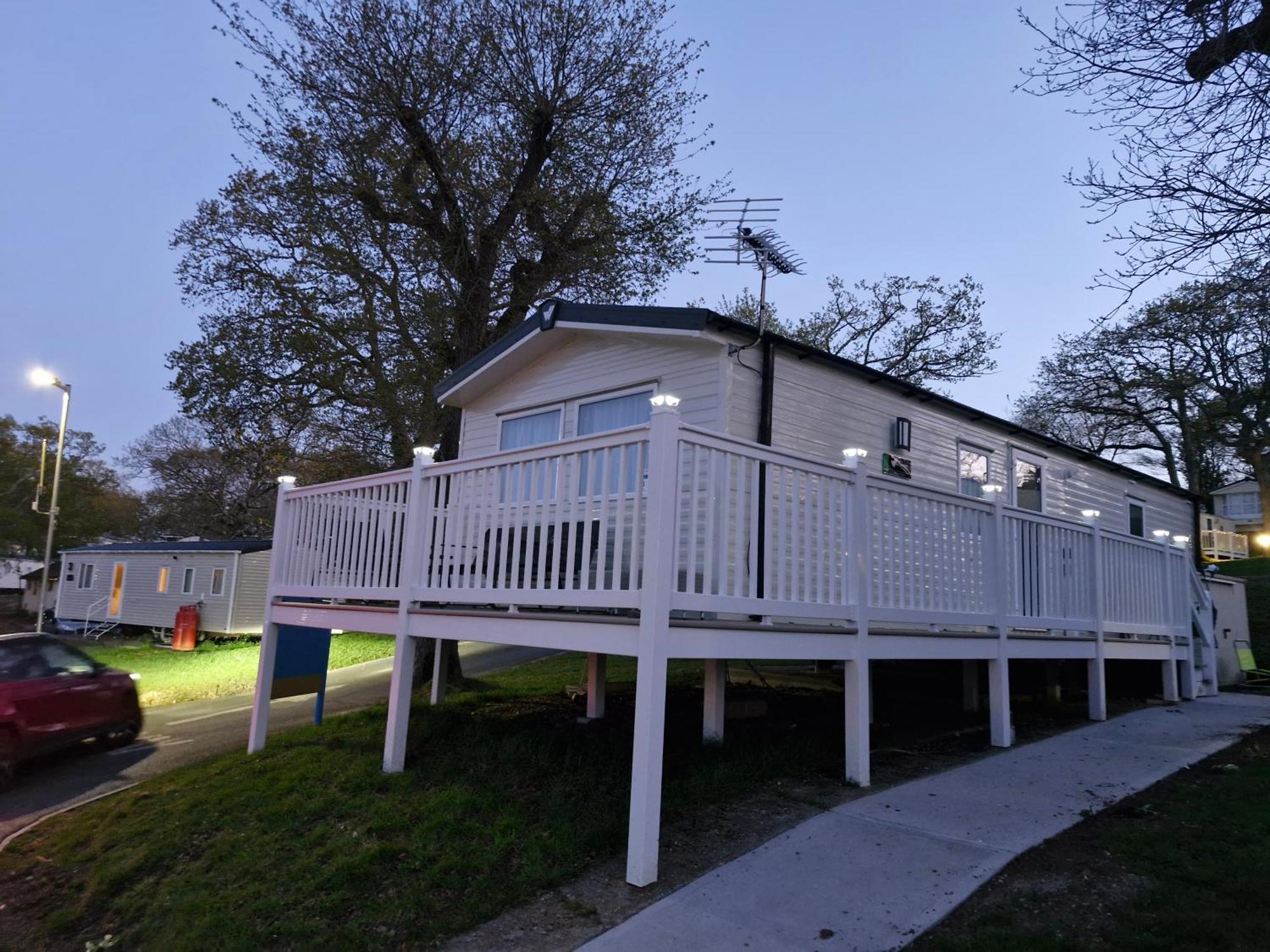 New Caravan, Isle Of White Sea View & Decking Thorness Bay Park *